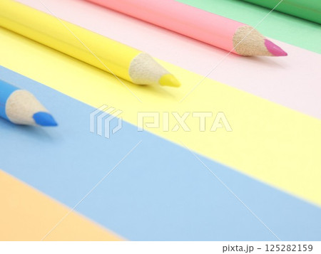 色鉛筆と色画用紙 125282159