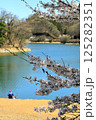 群馬県富岡市　大塩ダムから眺める桜と釣り人 125282351