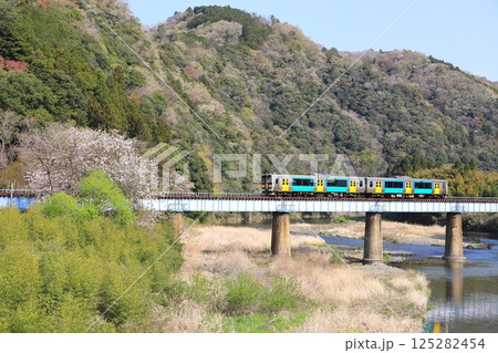 水郡線「徐々に色づく4月上旬の山間部風景と列車」 125282454