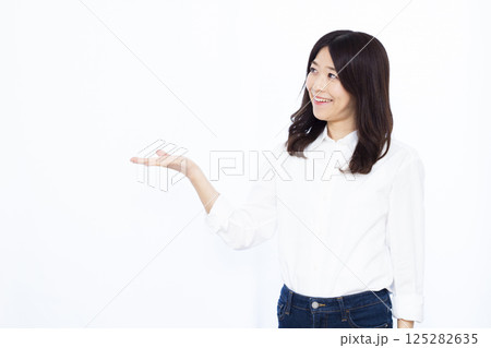紹介をしている女性 紹介をしている女性 125282635