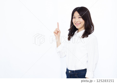人差し指を立てる女性 125283151