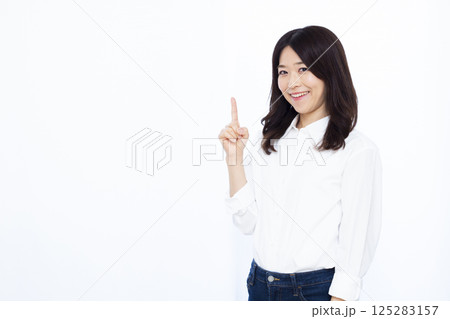 人差し指を立てる女性 人差し指を立てる女性 125283157