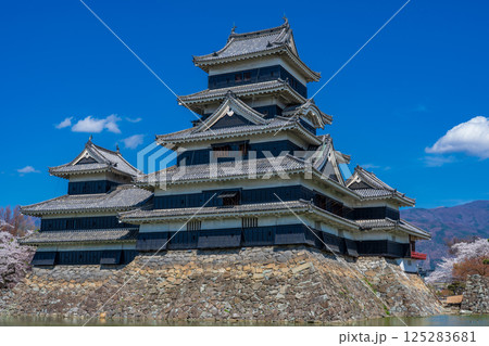 長野県松本市 春の青空に映える松本城天守閣 長野県松本市 春の青空に映える松本城天守閣 125283681
