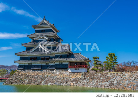 長野県松本市　春の青空に映える松本城天守閣 125283693