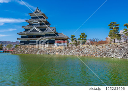 長野県松本市　春の青空に映える松本城天守閣 125283696