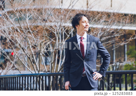 男性　営業　ビジネスパーソン 125283883