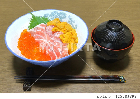 海鮮丼(大トロ・ウニ・イクラ) 海鮮丼(大トロ・ウニ・イクラ) 125283898