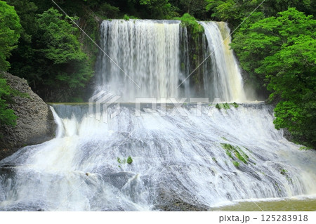初夏の龍門の滝(大分県九重町) 初夏の龍門の滝(大分県九重町) 125283918