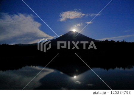 富士山頂に静かに沈む月 125284798