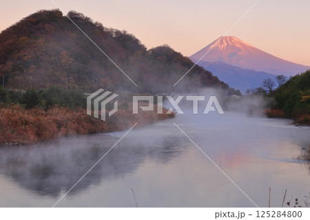 朝焼けと川霧発生景観 朝焼けと川霧発生景観 125284800