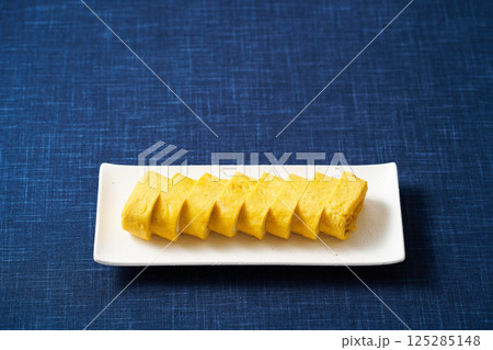 切り分けた玉子焼き 125285148