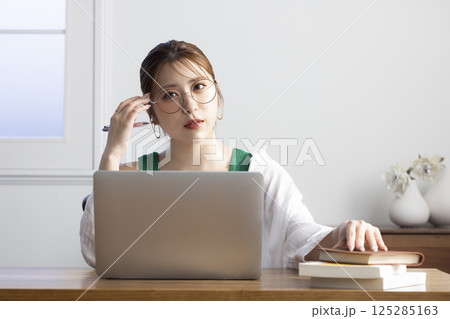 リビングでパソコンを使う女性 125285163