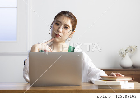 リビングでパソコンを使う女性 125285165