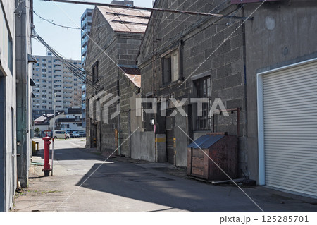 小樽 出抜小路の古い石造倉庫 小樽 出抜小路の古い石造倉庫 125285701