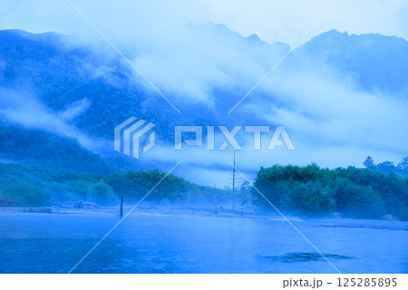 早朝、霧に包まれた大正池 早朝、霧に包まれた大正池 125285895