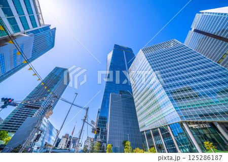 日本の東京都市景観 春の光…虎ノ門ヒルズステーションタワー（虎ノ門ヒルズ駅）などを望む 125286187