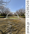 公園のアーチ 125286208