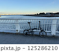 橋の上の自転車 125286210