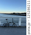 橋の上の自転車 125286211
