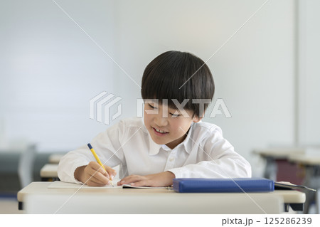 勉強する小学4年生の男の子 125286239