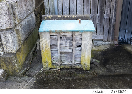 昔ながらのレトロな屋外用ゴミ箱　（茨城県桜川市真壁町） 125286242