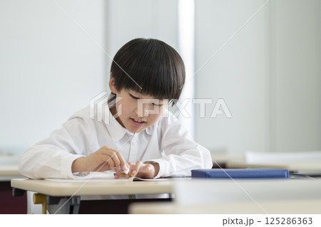 勉強する小学4年生の男の子 勉強する小学4年生の男の子 125286363