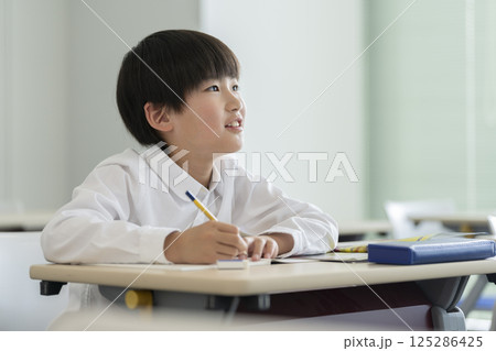 勉強する小学4年生の男の子 125286425