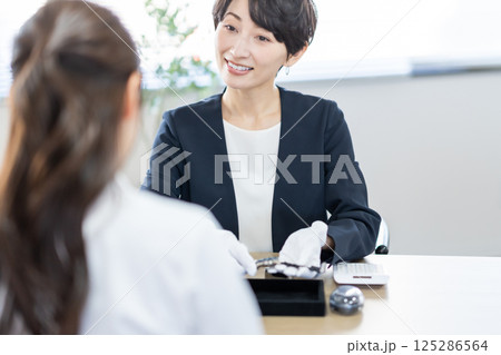 中古買取専門業者と不用品販売の主婦 125286564