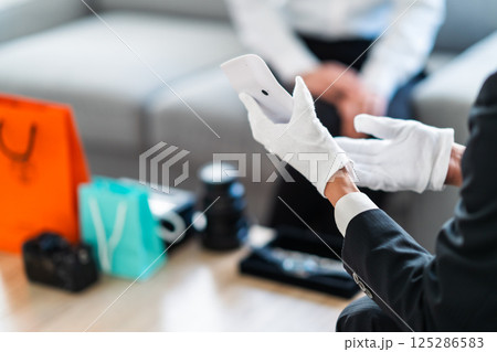 価格提案をするビジネスマンと主婦　顔無し 125286583