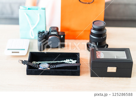 中古買取品として並べられた商品　顔無し 125286588