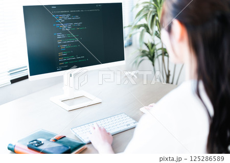 プログラミングをする女性　顔無し 125286589