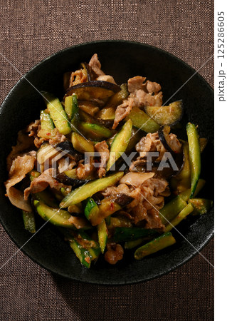 豚肉と茄子と胡瓜のピリ辛味噌炒め 125286605