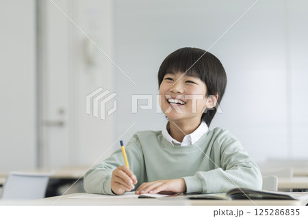 勉強する小学4年生の男の子 125286835