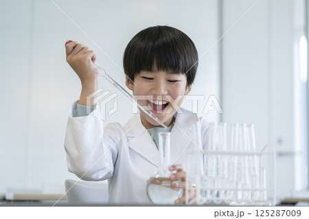 理科の実験をする小学4年生の男の子 125287009