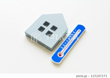 温度計と家　室温　室内温度　部屋の温度　白背景 125287271