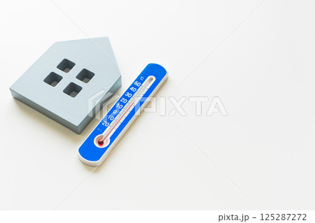 温度計と家　室温　室内温度　部屋の温度　白背景 125287272