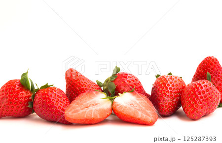 Fresh appetizing strawberries on a white background 125287393