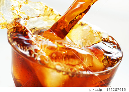 グラスに勢いよく注がれるアイスコーヒーとスプラッシュ 125287416