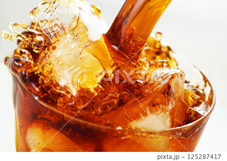 グラスに勢いよく注がれるアイスコーヒーとスプラッシュ 125287417