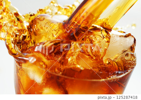 グラスに勢いよく注がれるアイスコーヒーとスプラッシュ 125287418