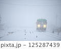 吹雪の中を走るローカル列車 125287439