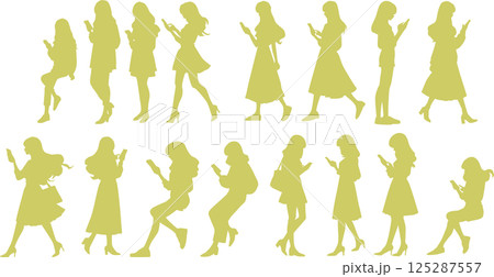 スマホを触る女性たちのイラストセット 125287557