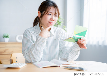 家計簿をつける女性 125287795