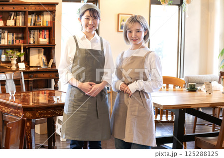 2人の女性バリスタ 125288125