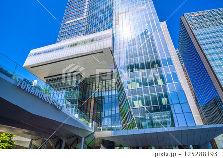 日本の東京都市景観 春の光…虎ノ門ヒルズステーションタワー（虎ノ門ヒルズ駅）などを望む 125288193