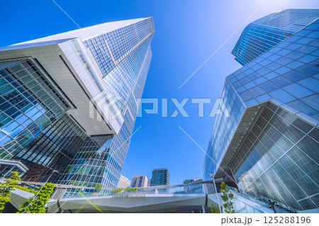 日本の東京都市景観 春の光…虎ノ門ヒルズステーションタワー（虎ノ門ヒルズ駅）などを望む 125288196