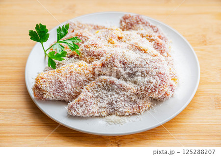 衣をつけた豚モモ肉 125288207