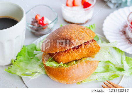 リベイクしたグラタンコロッケバーガー 125288217