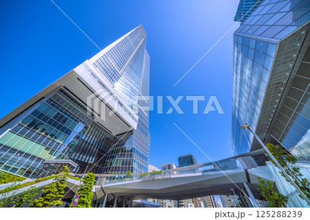 日本の東京都市景観 春の光…虎ノ門ヒルズステーションタワー（虎ノ門ヒルズ駅）などを望む 125288239