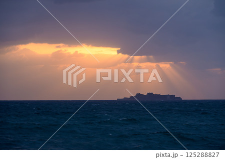 軍艦島の夕景 軍艦島の夕景 125288827